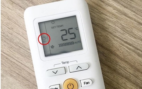 Chế độ Dry với biểu tượng hình giọt nước, giúp giảm độ ẩm không khí