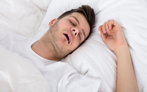 Ngủ há miệng khi nằm điều hòa có thể sẽ khiến cho bạn bị đau họng