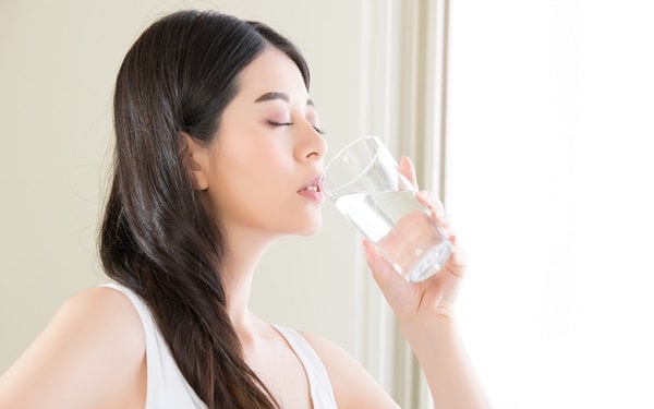 Việc bổ sung đủ nước khi dùng máy lạnh là điều vô cùng quan trọng và cần thiết