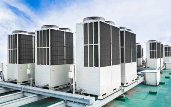 Hệ thống dàn nóng điều hòa trung tâm được lắp đặt trên nóc tòa nhà
