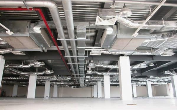 Hệ thống ống gió điều hòa đang được triển khai thi công tại một nhà máy