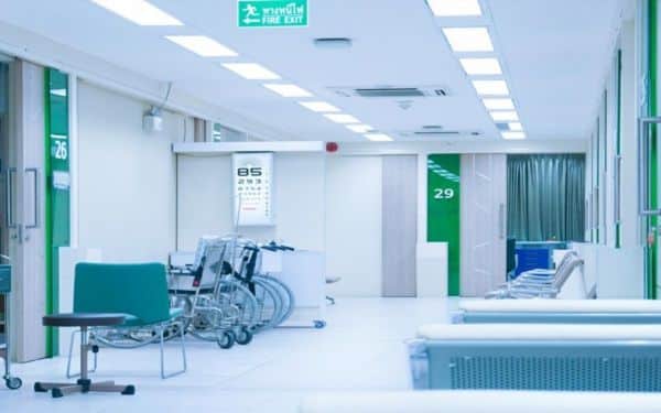 Không gian bệnh viện với hệ thống thông gió và làm mát