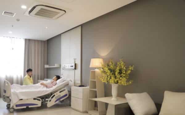 Điều hòa âm trần cassette được lắp trong phòng hậu phẫu