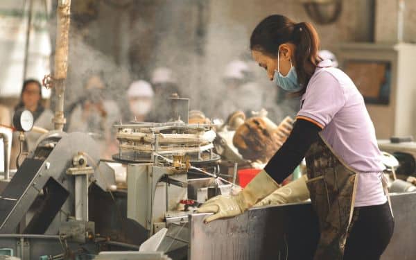 Công nhân phải tiếp xúc với nhiệt lượng tỏa ra từ máy móc