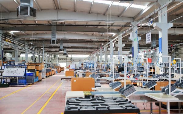 Máy móc được bố trí san sát trên dây chuyền sản xuất