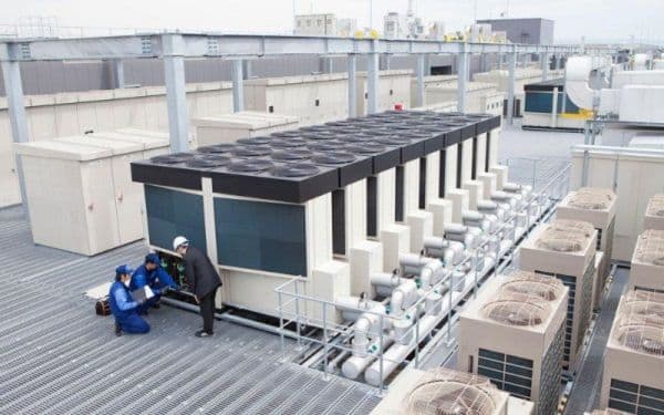 Kỹ thuật viên khảo sát trực tiếp tại một nhà xưởng may mặc