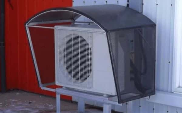 Cục nóng điều hòa được bảo vệ khỏi các tác nhân ngoài trời