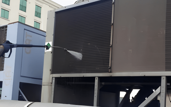 Bắt buộc phải có máy bơm tăng áp để xịt rửa bụi bẩn ở dàn nóng và dàn lạnh