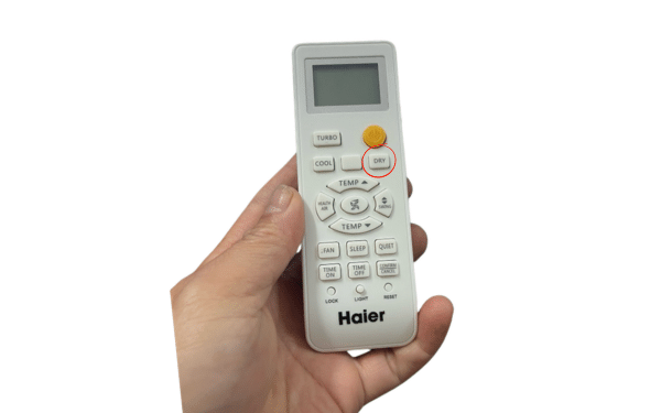 Nút ấn "DRY" trên remote điều hòa Haier